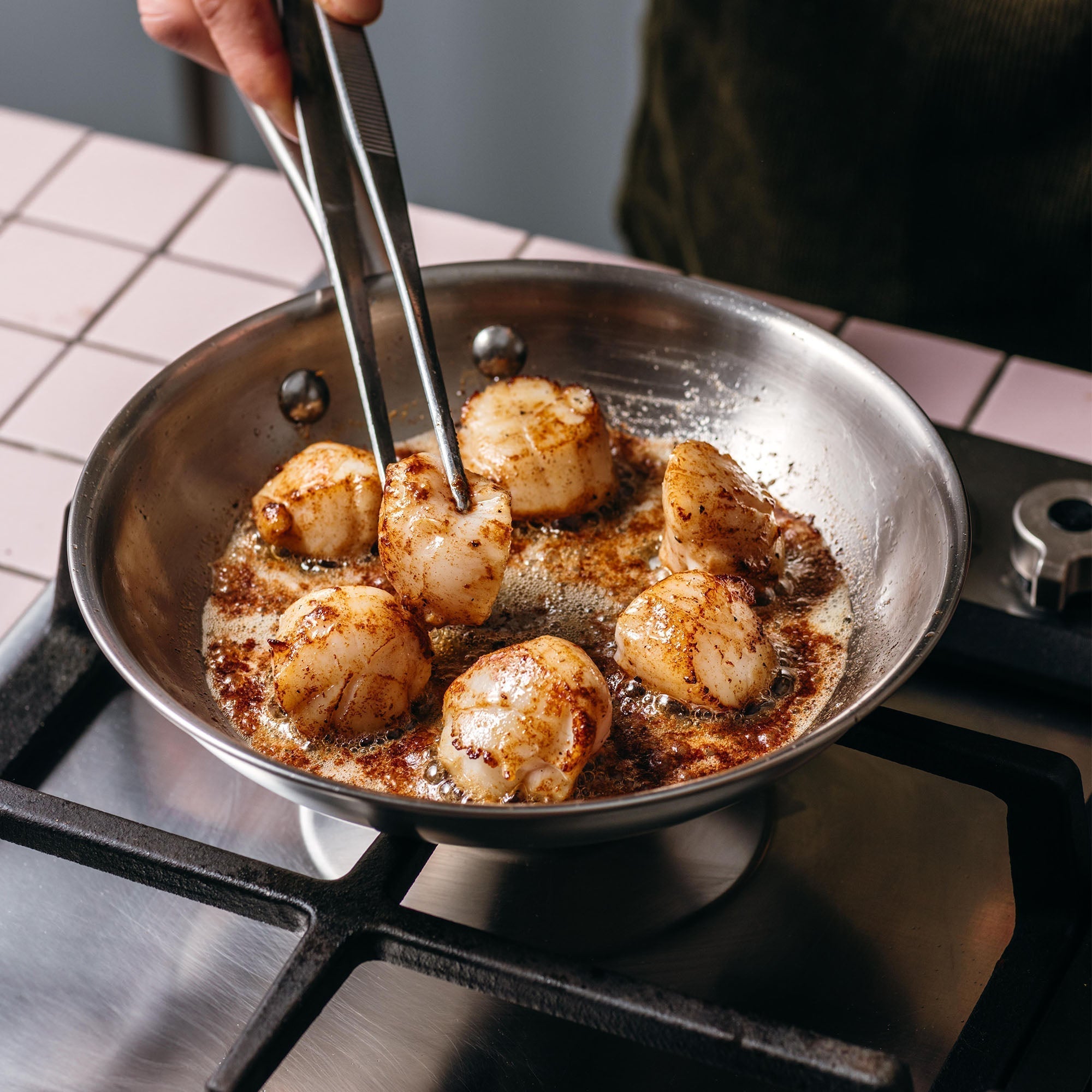Noix de Saint-Jacques poêlées : la cuisson parfaite à l'inox - Atma Kitchenware