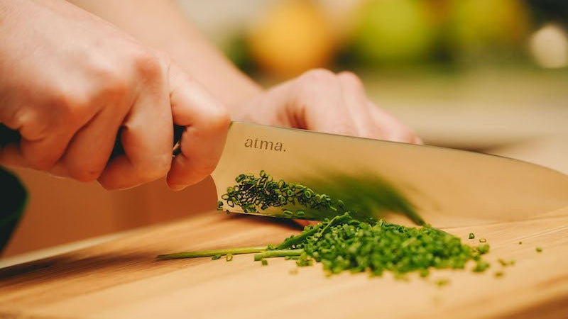 Quel couteau choisir entre un couteau de chef et un santoku ? - Atma Kitchenware