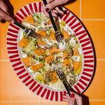 Le plat de présentation, en rouge carmin - Atma Kitchenware