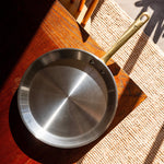 L'indispensable crêpière en inox, manche doré - Atma Kitchenware